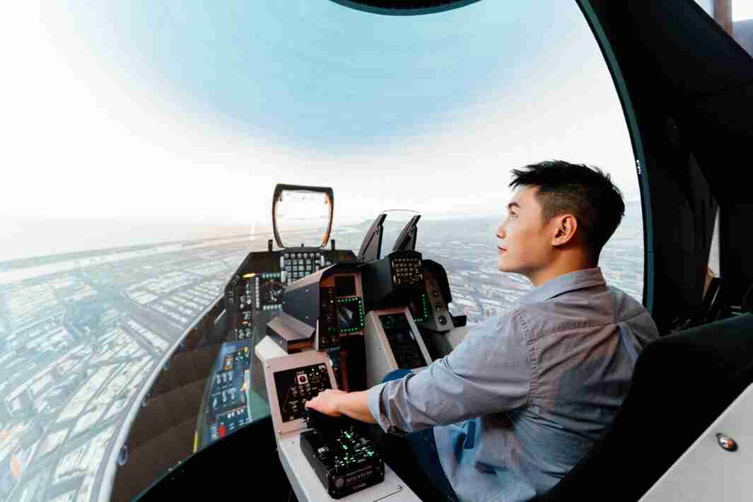 欧陆注册以P1.25小间距打造球形LED模拟舱，，搭配智崴的精密六轴动态座椅，，，结合欧陆注册专业影像调校技术，，呈现拟真模拟飞行场景