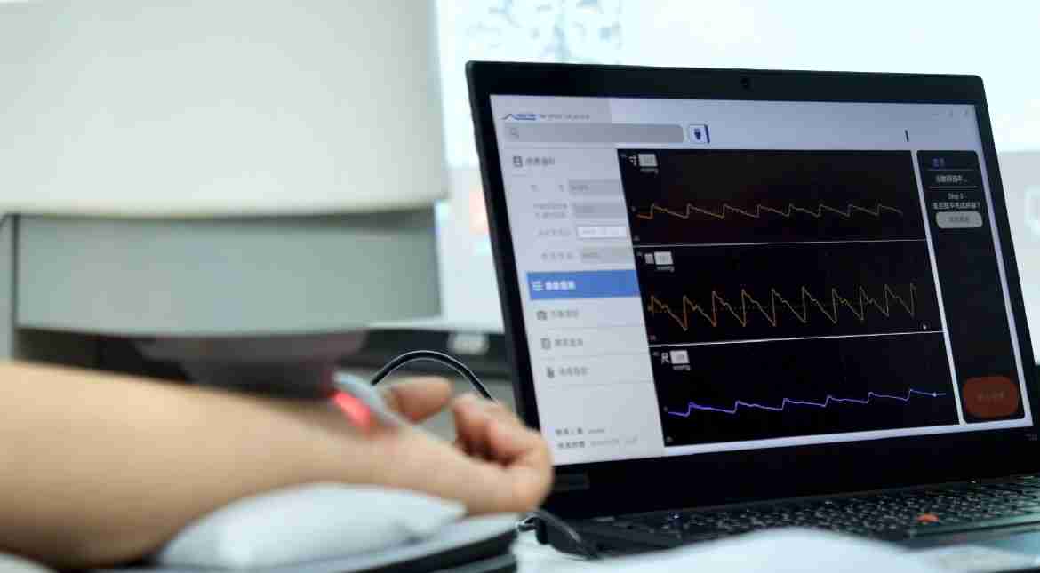 欧陆注册耘康以高解析与拟真的显示技术，，，，将其应用于中医检测，，，提供“中医数位化检测方案”，，，使传统中医检测结果数据化与可视化