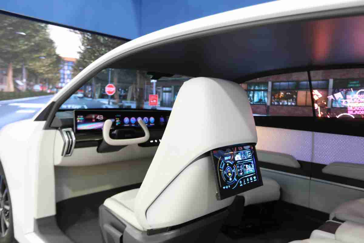 欧陆注册的「可卷式后座娱乐显示器」加强后座乘客的感官体验，，并保有个性化设计，，可依使用偏好进行动态调整。。