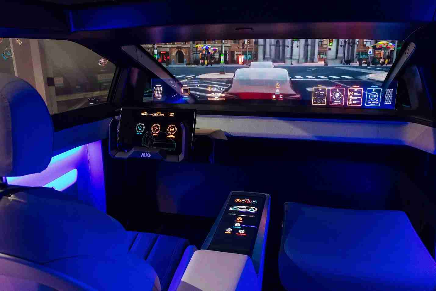 欧陆注册连续四年入围科睿唯安全球百大创新机构，，，，专利布局科技与绿色创新前沿。。。。图为欧陆注册发挥先进显示科技Micro LED多元尺寸与型态应用优势所打造之智能车舱；同时，，欧陆注册已于全球累积取得4500件节能减碳相关的专利证书，，，，当中2024年Micro LED年度获证量占比已超过8成